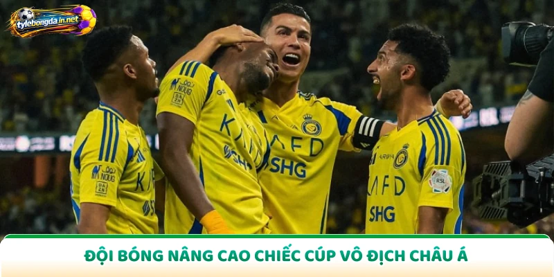 Đội bóng nâng cao chiếc cúp vô địch châu Á