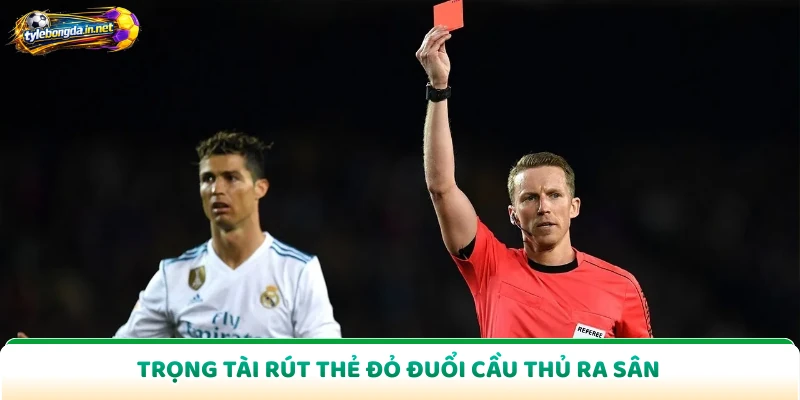 Trọng tài rút thẻ đỏ đuổi cầu thủ ra sân